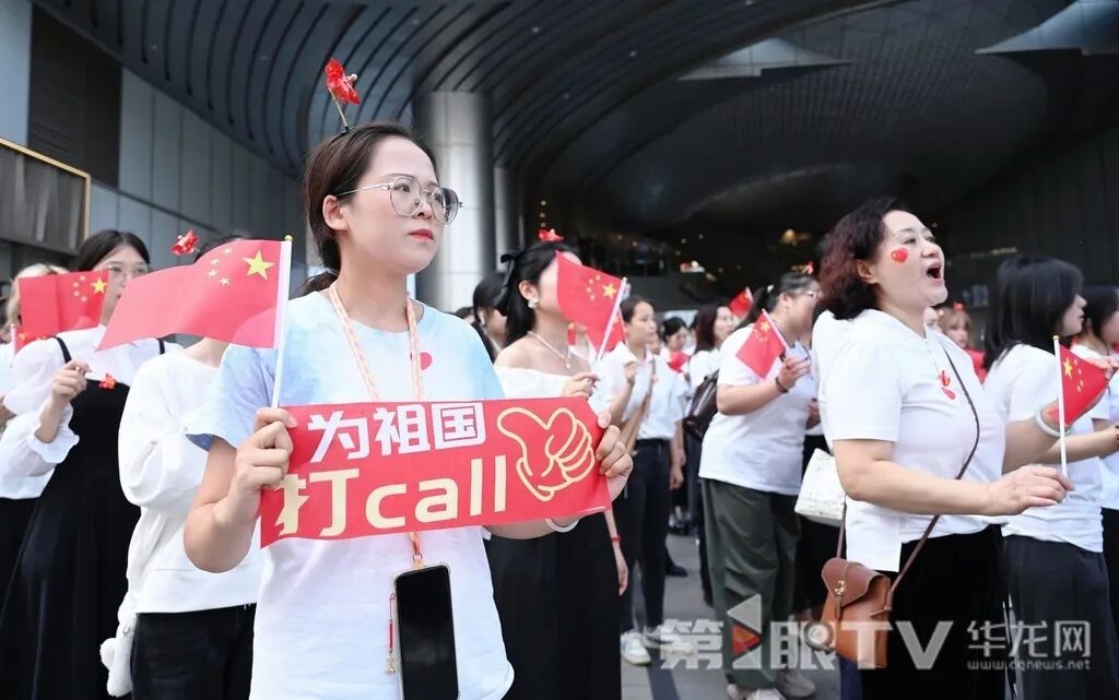 快闪活动现场。 第1眼TV-华龙网记者 刘润 摄