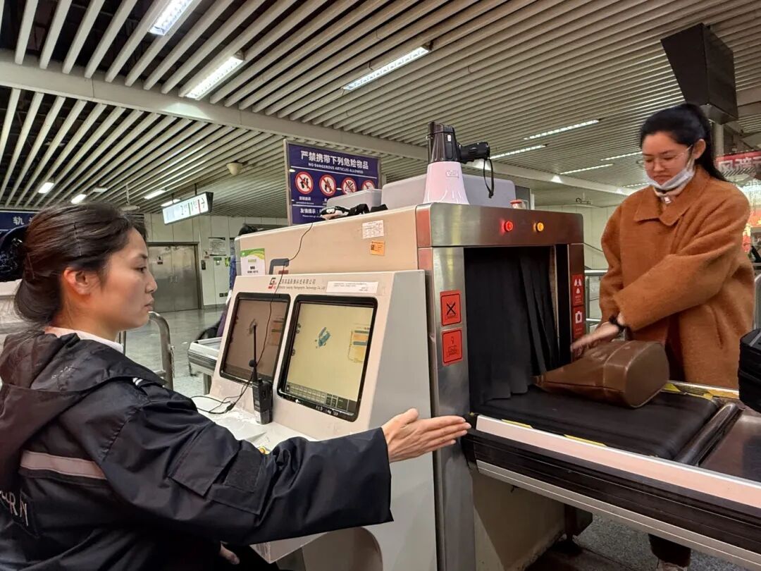 通邑公司1号线较场口甲组陈春兰在岗值机认真，请乘客将充电宝拿出来检查。.jpg