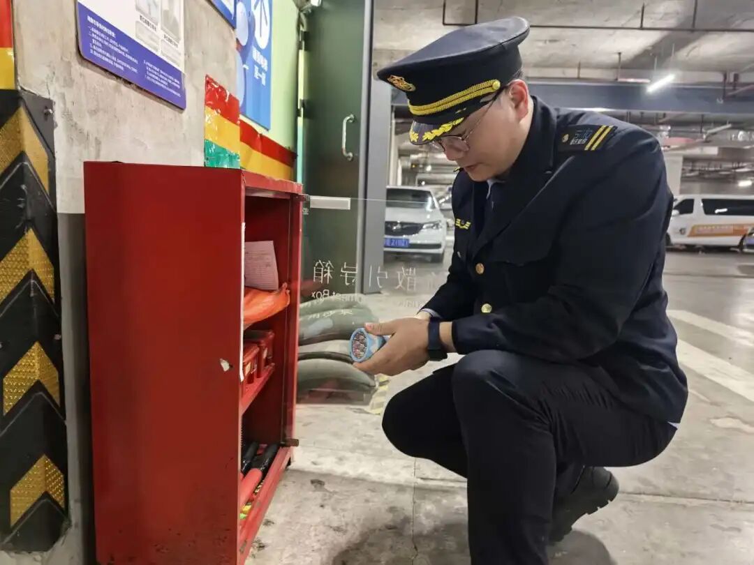 南部服务中心保安班长认真检查消防箱并坚守岗位，全力筑牢消防安全防线.jpg
