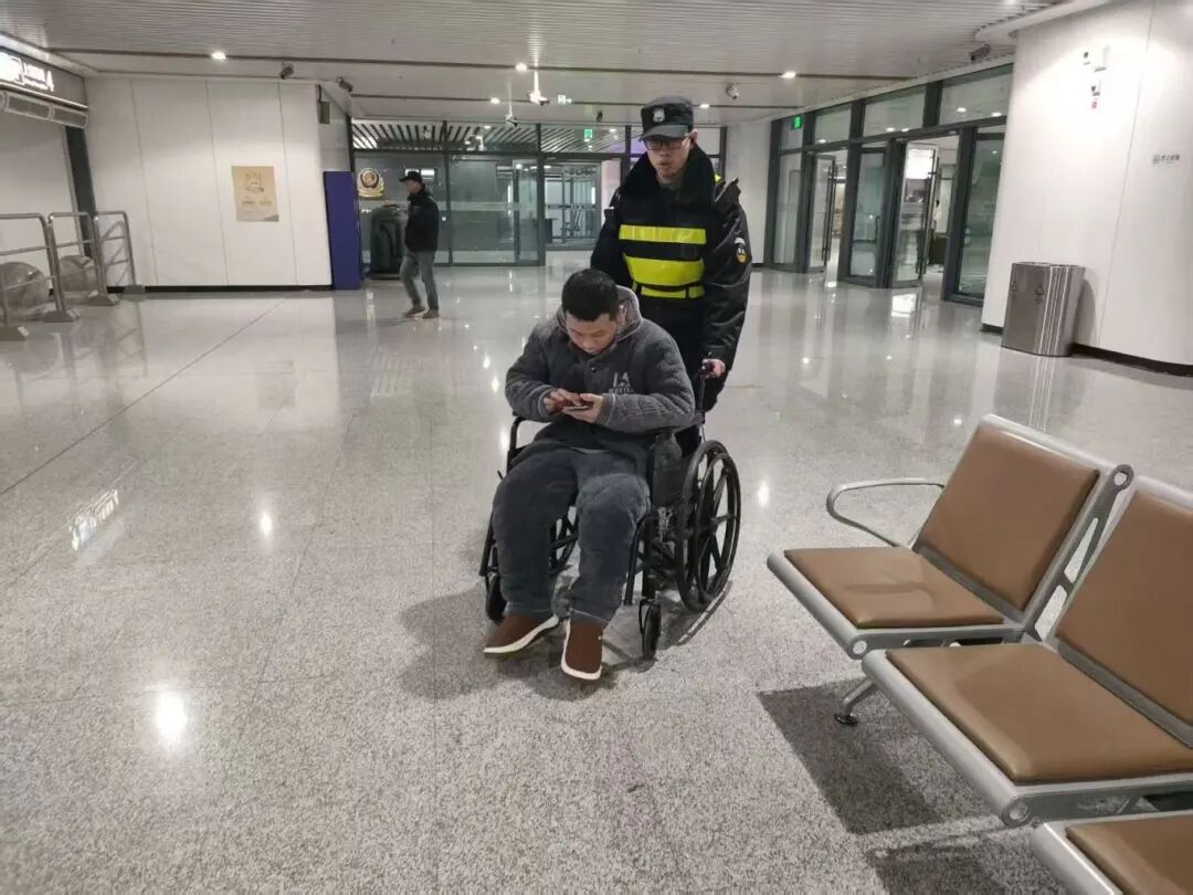 交通资源开发公司通邑公司重庆东站物业服务中心保安队员吴泓佳主动伸出援手，全程护送行动不便的旅客。.jpg