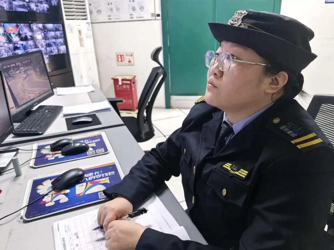 南部服务中心监控室保安队员陈瑜路坚守岗位，认真履职.jpg