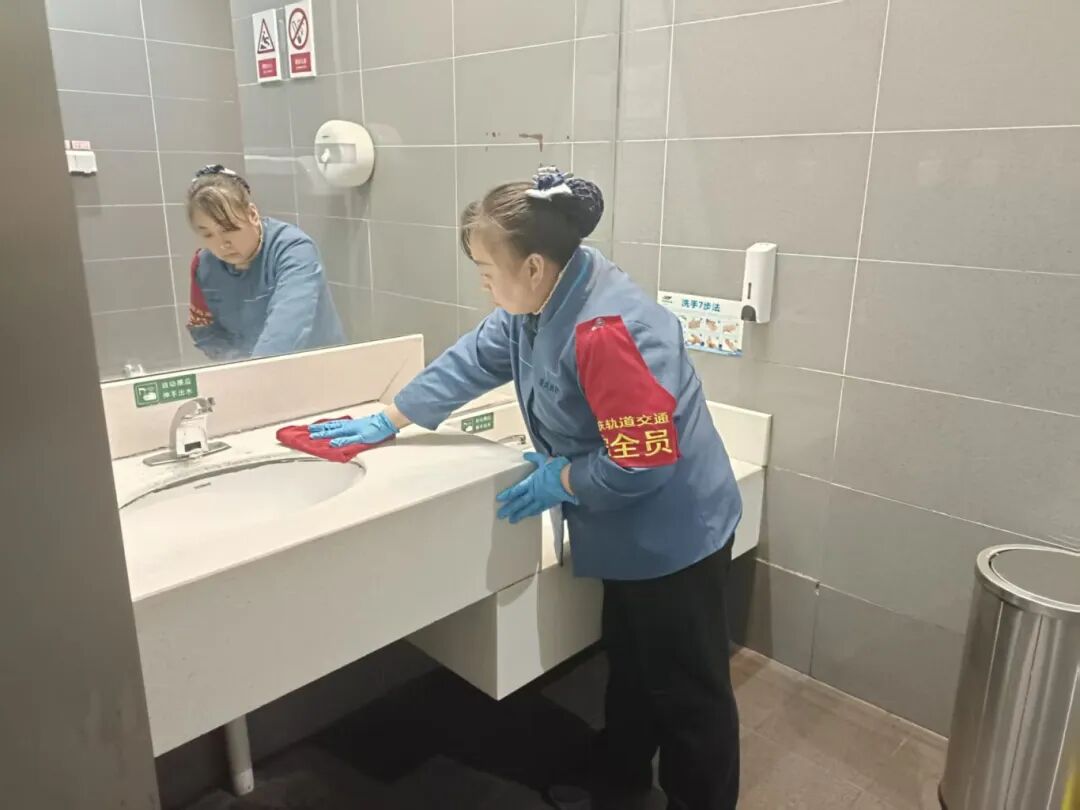 交通资源开发公司通邑公司轨道九号线项目部沙坪坝站保洁员高文华，精细擦拭洗手台，保障乘客健康体验。.jpg