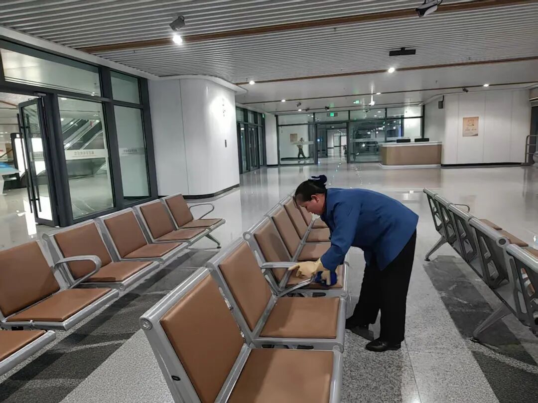 undefined 春节期间凌晨保洁人员对候客大厅座位进行清洁消毒.jpg